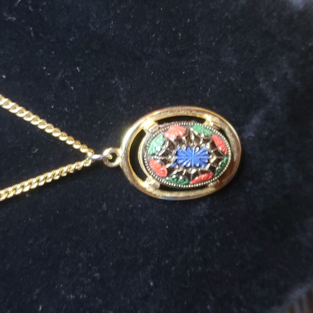Vintage Signed Sarah Coventry Pendant on 20" Goldtone Chain